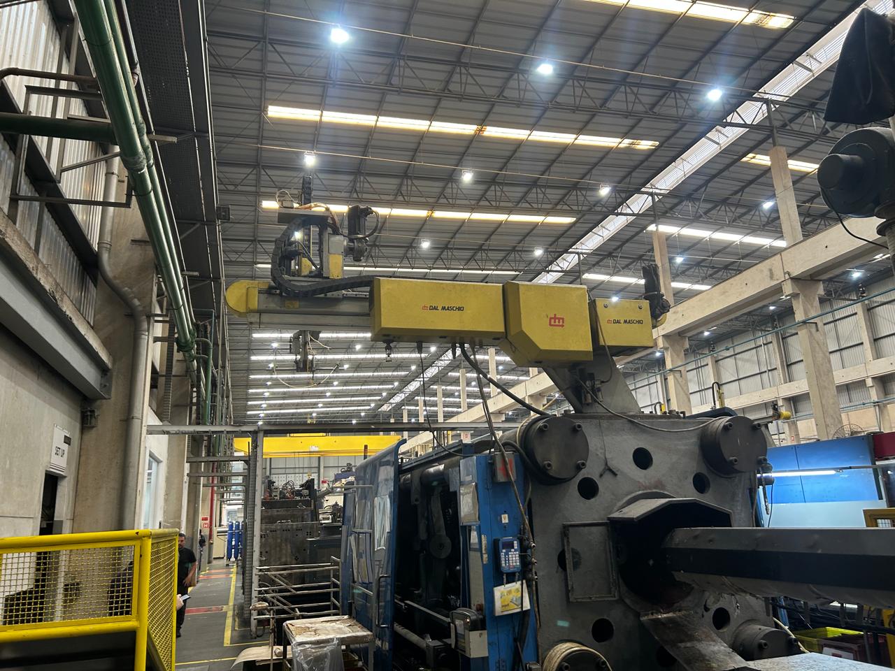 Injetora FCS 1000 ton